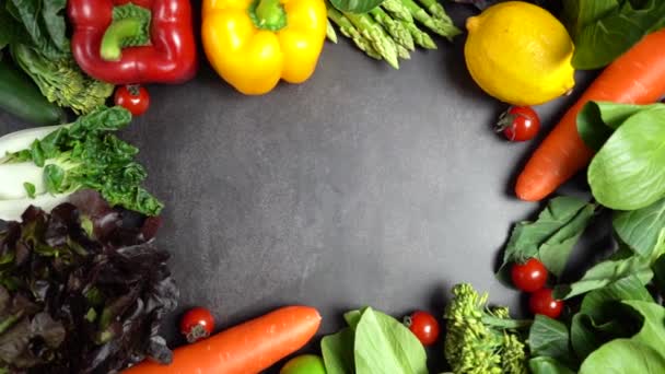 Taze Organik Sebzelerin Sınırını Yakınlaştırın Sağlıklı Gıda Kavramı Üst Görünüm — Stok video
