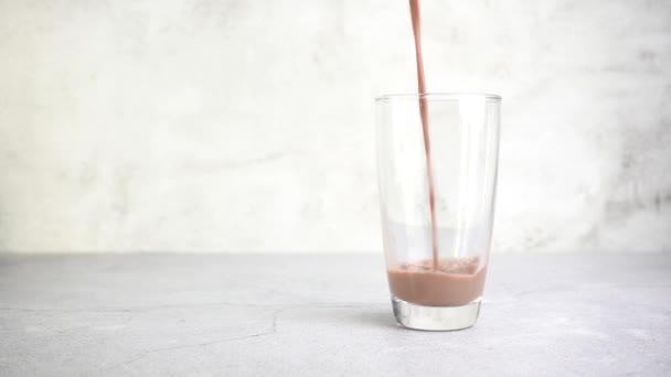Ρίχνει Σοκολατούχο Γάλα Ένα Ποτήρι Στο Τραπέζι Αργή Κίνηση — Αρχείο Βίντεο