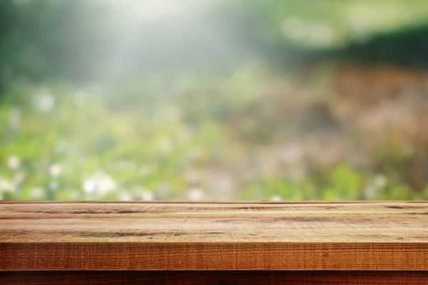 木製のテーブルとぼやけた自然庭園の背景 春の自然シーズン — ストック写真