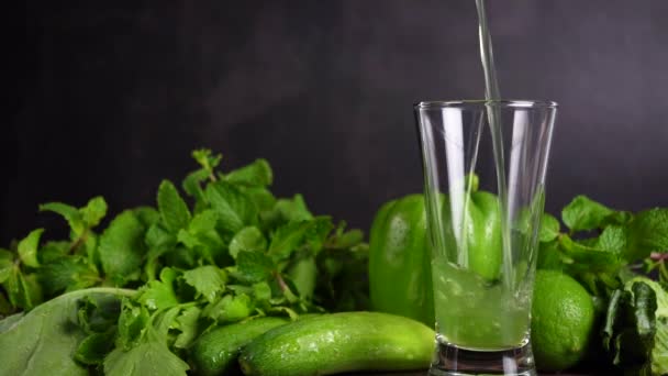 Verter Las Verduras Verdes Mezcladas Con Jugo Frutas Vaso Fondo — Vídeos de Stock