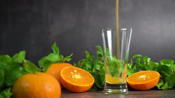 Giet Vers Sinaasappelsap Een Glas Met Sinaasappelen Fruit Pepermunt Tafel — Stockvideo