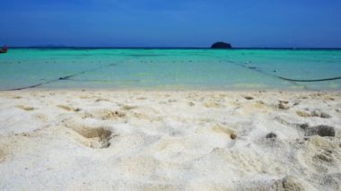 Kum plajını ve güzel doğa manzarasını kapatın Yaz tatilinde tropik deniz manzarası.