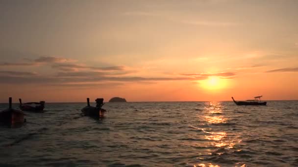 Belo Nascer Sol Praia Tropical Silhueta Barcos Cauda Longa Verão — Vídeo de Stock