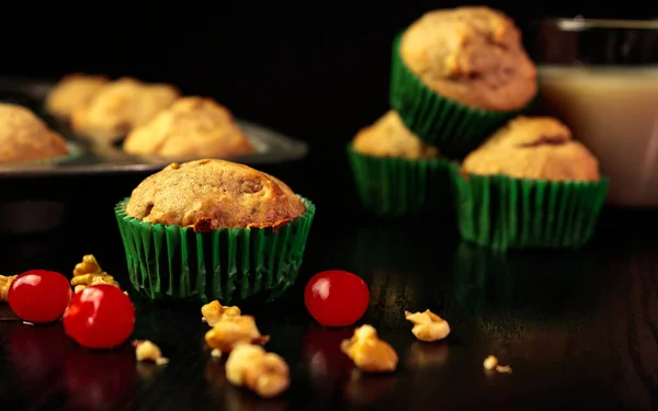 Muffins Met Noten Kersen Een Donkere Ondergrond — Stockfoto