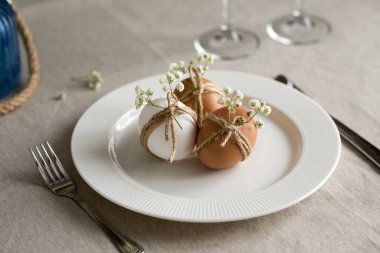 Mutlu Paskalyalar! Paskalya masasının dekorasyonu ve servis edilmesi için beyaz gypthe ve beyaz tabaklar.