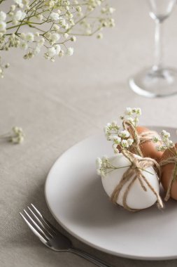 Mutlu Paskalyalar! Paskalya masasının dekorasyonu ve servisi için beyaz bir gypìila. Paskalya masası