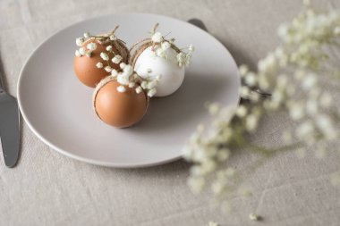 Mutlu Paskalyalar! Paskalya masasının dekorasyonu ve servisi için beyaz bir gypìila. Paskalya masası