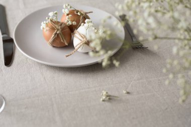 Mutlu Paskalyalar! Paskalya masasının dekorasyonu ve servisi için beyaz bir gypìila. Paskalya masası