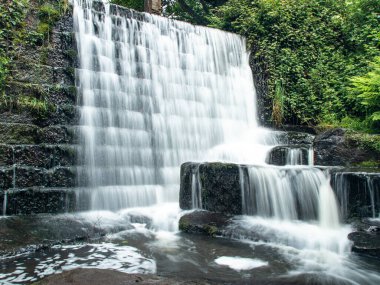 Lumsdale Şelaleleri Lumsdale Vadisi boyunca kurulmuştur, Derbeyshire 'daki Matlock' tan kısa bir yürüyüş mesafesinde, Peak District Ulusal Parkı 'nın kenarında..