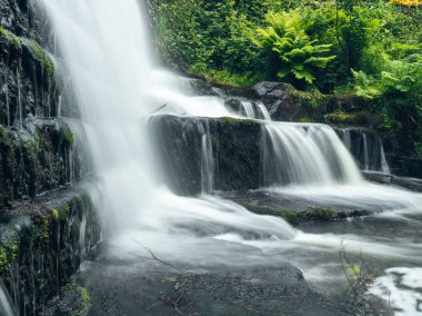 Lumsdale Şelaleleri Lumsdale Vadisi boyunca kurulmuştur, Derbeyshire 'daki Matlock' tan kısa bir yürüyüş mesafesinde, Peak District Ulusal Parkı 'nın kenarında..