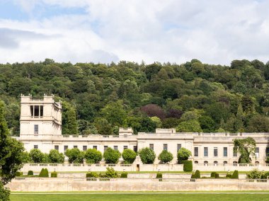 Chatsworth Malikanesi Derbyshire, zemin, köprü, ağaçlar, ev.