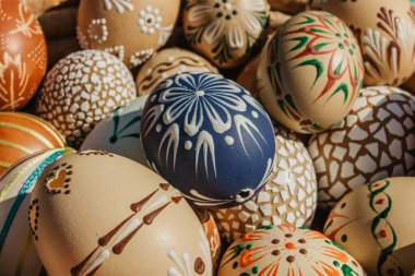 Renkli, elle boyanmış Paskalya yumurtaları. Tahta sepetteki Paskalya yumurtaları. Dekorasyon. Boyalı Paskalya yumurtası. Bayram geleneği. Odaklan.