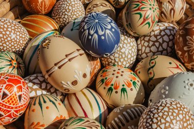 Renkli, elle boyanmış Paskalya yumurtaları. Tahta sepetteki Paskalya yumurtaları. Dekorasyon. Boyalı Paskalya yumurtası. Bayram geleneği. Odaklan.