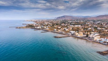 Akdeniz kıyısında küçük kasabalar ve limanlar var. Girit kıyısı. Yunanistan yazın