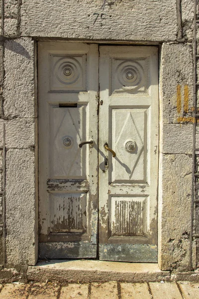 Stare, białe drzwi. Stare drewniane drzwi. Piękny wystrój — Zdjęcie stockowe