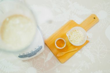 Fotokopi alanı ve yumuşak odaklı diyet kahvaltısı hazırlamak için yulaf ezmesi karışımından ve diğer malzemelerden oluşan sağlıklı yaşam tarzı ve diyet konsepti