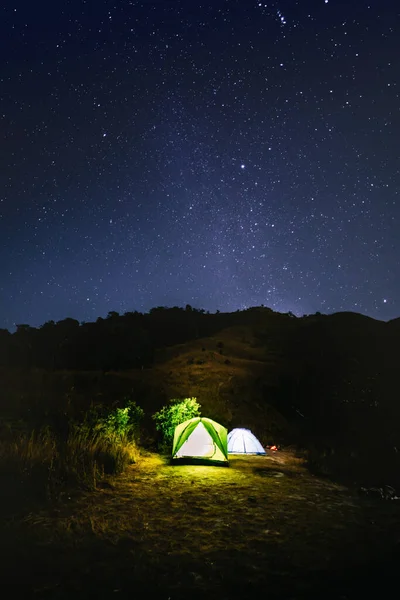 Äventyr Resa Från Färgglada Camping Tält Berget Med Mjuk Fokus — Stockfoto