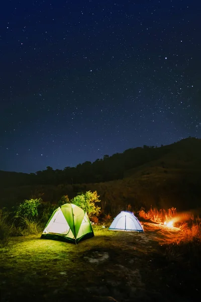 夏にはソフトフォーカスの星の背景を持つ山のキャンプテントのカラフルな旅 — ストック写真