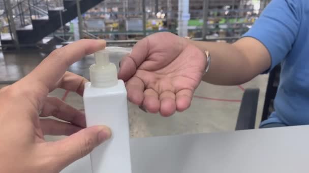 Aplique Álcool Mão Limpa Para Proteger Vírus Covid Espalhado Empregado — Vídeo de Stock