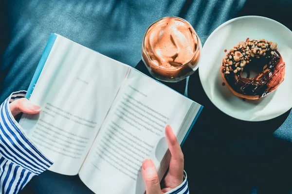 Flay Lay Favorito Tendência Verão Ler Livro Beber Dalgona Café — Fotografia de Stock