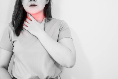 Beyaz, izole edilmiş, boğazı ağrıyan, 30-40 yaş arası, tek renkli ve kırmızı noktalı bir kadın portresi.