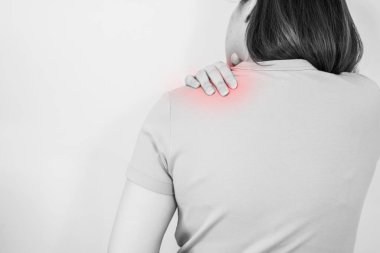 Beyaz, izole edilmiş portre hasta ve boyun ağrısı 30-40 yaşları arasında tek renkli ve kırmızı noktalı bir kadın.