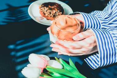 Dalgalı ya da köpüklü kahveden, klasik mavi ve palmiye ağacının gölgesinde güzel elli bir içecek.