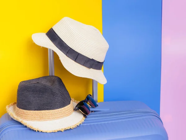 Farbenfrohes Sommerreisekonzept Aus Modernem Blauem Reisegepäck Mit Zwei Vintage Sommerhut — Stockfoto