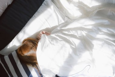 Üst tabaka güzel Asyalı kadın işten sonra evinde rahat rahat uyuyor.