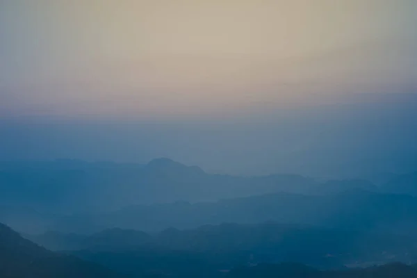 Baharda Yaz Mevsiminde Dağ Sislerin Panorama Manzaralı Katmanından Doğada Dolaşmak — Stok fotoğraf