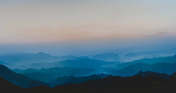 Baharda Yaz Mevsiminde Dağ Sislerin Panorama Manzaralı Katmanından Doğada Dolaşmak — Stok fotoğraf