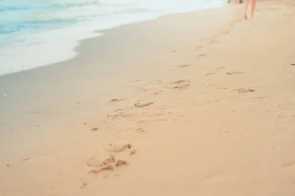 Pie Impresión Mujer Caminar Playa Arena Con Fondo Playa Enfoque —  Fotos de Stock