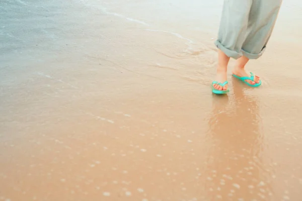 Mujer Caminar Playa Arena Con Fondo Playa Enfoque Suave Temporada —  Fotos de Stock