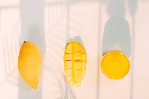 위에서 과일은 슬라이스와 주스에서 나오는 것으로 나뭇잎 과하얀 — 스톡 사진