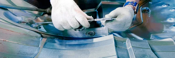 Teknisyenlerin web pankart eli mekanik enjeksiyon kalıpları fabrikasında ölçüm için ekipman kullanır