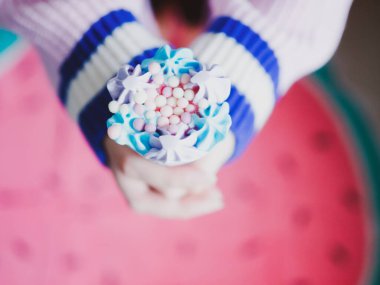 Kadın yaz aktivitesi, renkli dondurmadan güzellik kadının elinde karpuz yumuşaklığı arka planda.