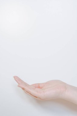 Temiz ve temiz COVID-19 virüs aktivitesi beyaz izole arka planda alkol jeli ile elden ele temizlendi.