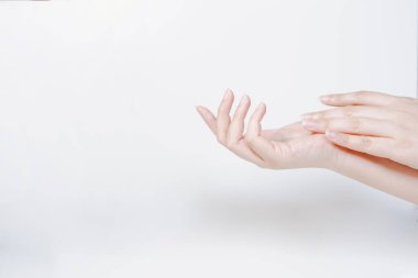 COVID-19 virüs aktivitesini beyaz izole edilmiş alkol jeli kullanırken kadın elinden temizleyin ve koruyun