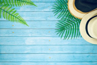 Web pankartı ve düz yatıyordu yaz tatili ve plaj aksesuarları mavi ahşap arka planda