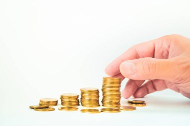 İş ve finans yatırımları ve altın sikke ile tasarruf etkinliği parmak oyunculuğu arka planda beyaz izole düzenleme
