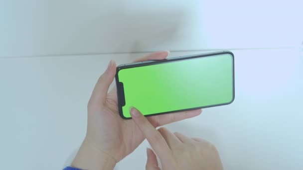 Vdo美容女性手を保持し 緑の画面と白の隔離された背景と携帯電話を使用しています — ストック動画