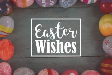 Çerçeve şekli oluşturan çeşitli Paskalya yumurtaları