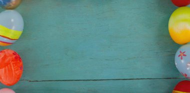 Çerçeve şekli oluşturan çeşitli Paskalya yumurtaları