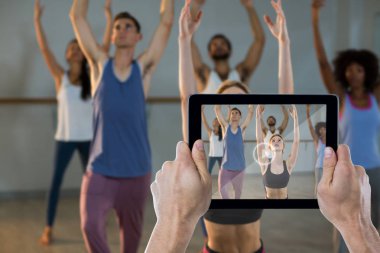 Dijital tablet tutan eli kırpılmış