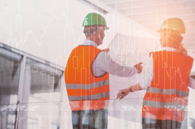 mavi ofis koridorda tartışırken mimarlar