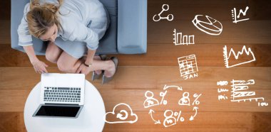 onu laptop kullanan kadın