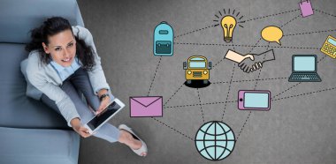 Kadın tabletini kullanıyor. 