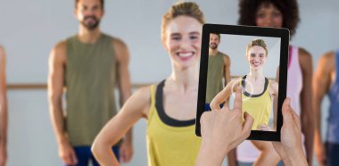 Eğitmen ve fitness stüdyosu ayakta öğrenciler