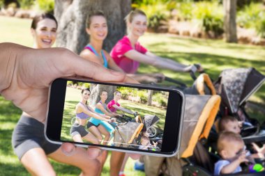 Bebek arabası ile egzersiz kadınlar 