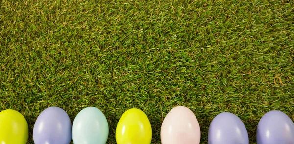 Кольорові великодні яйця на зеленій траві — стокове фото